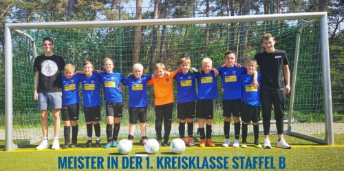 E-Jugend des FSV Admira präsentiert sich stolz als Meister